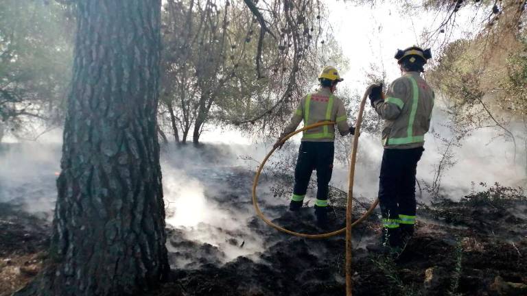 Imagen de los Bombers trabajando en el incendio de El Pla de Santa Maria. Foto: Bombers