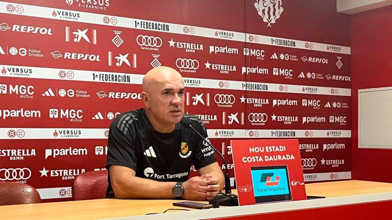Luis César en la rueda de prensa previa a la ida ante el Real Murcia. Foto: Nàstic