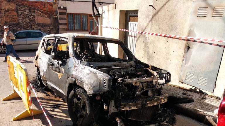 Un incendi destrueix de matinada un turisme a Alcover