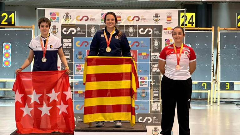 Èlia Canales, en el centro, con la senyera de la Selecció Catalana tras ganar el oro de la prueba individual. foto: federació catalana