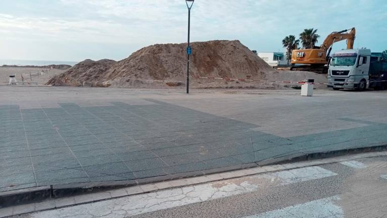 El trasvase de arena provoca desperfectos en el paseo marítimo de Torredembarra