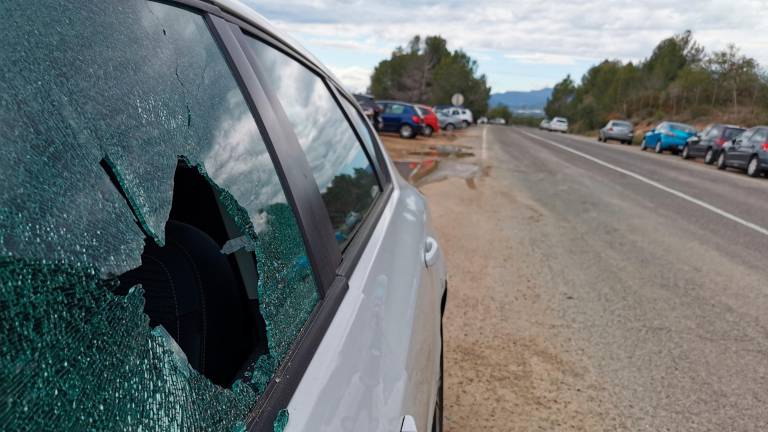 Vehículo aparcado en paralelo a la carrera de acceso. Foto: Àngel Juanpere