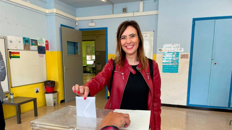 La candidata del PSC, Sandra Guaita, votando, esta mañana.