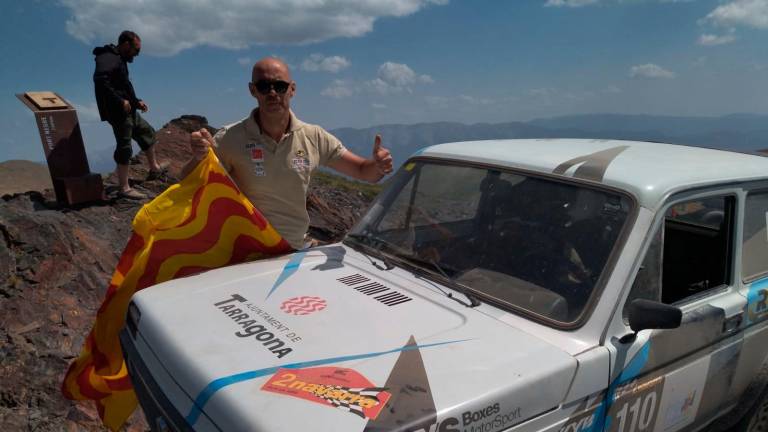 Marcel Quirós, junto al Lada Niva con el que iba a participar en esta próxima edición del Dakar. Foto: Cedida