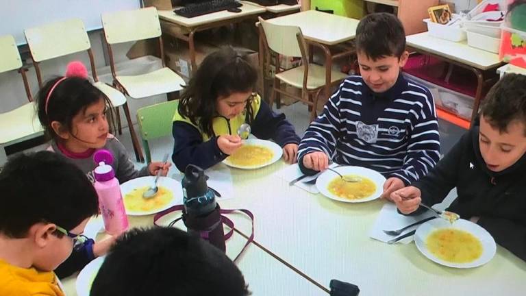 Diferents alumnes dinant al menjador de l’escola de Rocafort de Queralt. Foto: cedida