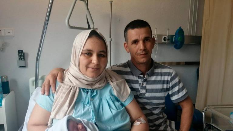 $!Yousaf, de L’Aldea, hijo de Khadija y Ahmed, nació el día 1 en el Hospital Verge de la Cinta de Tortosa. Fue el primer bebé de la provincia. Foto: ICS Ebre
