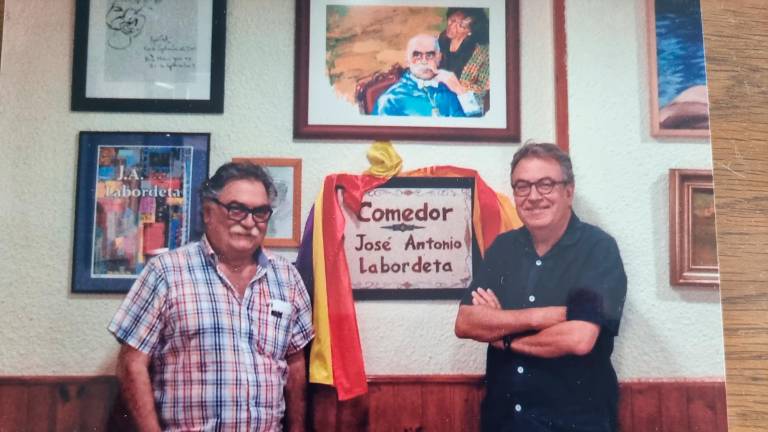 Emilio Lacambra, a la izquierda, con el autor del artículo. Foto: DT