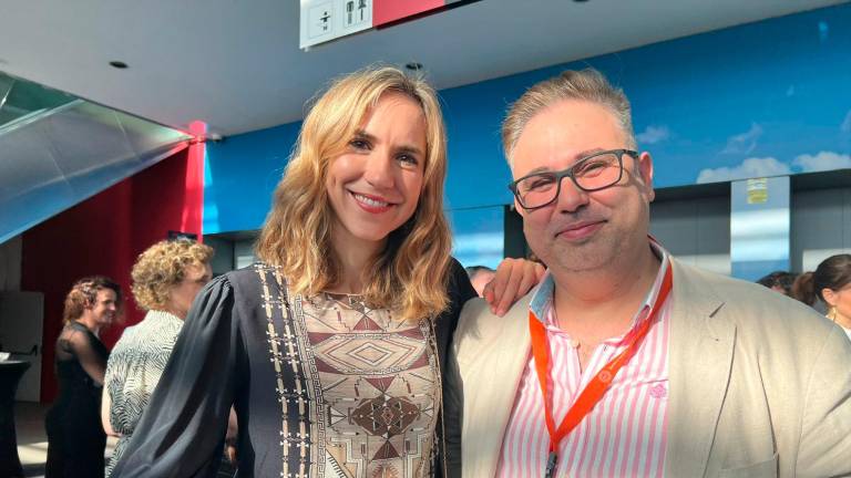 La actriz Aina Clotet, junto al productor de cine Daniel Villanueva. Foto: Alfredo González
