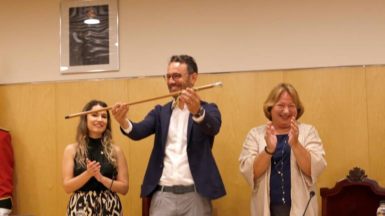 Pere Segura, con la vara de alcalde, acompañado por Nerea Mohino y Esmeralda Núñez. Foto: Sílvia Amador