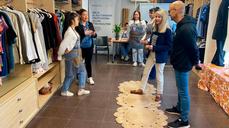 La tienda de ropa de segunda mano se inauguró el mes pasado. FOTO: cedida