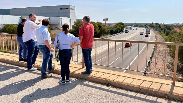 Representantes del consistorio y del Ministerio, en el puente donde se quiere construir una gran rotonda que sirva de salida para la AP-7. Foto: Ayuntamiento de Roda de Berà