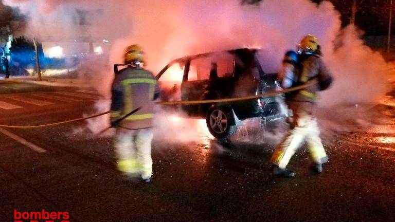 Imagen de archivo de un coche en llamas en Reus. FOTO: Bombers