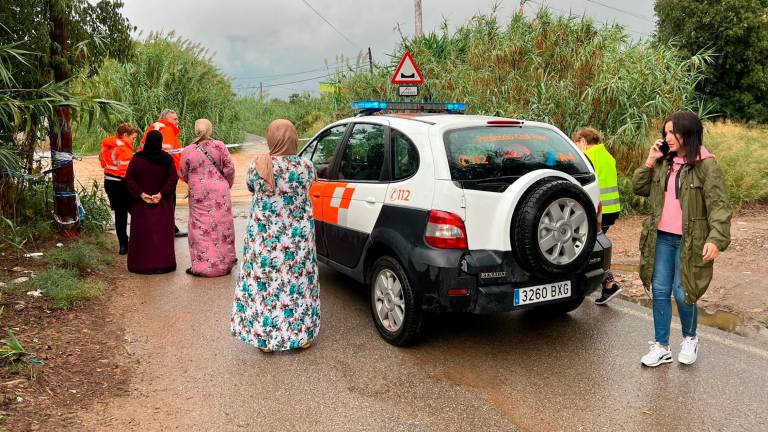 Padres esperando a sus hijos en la salida del Colegio Francés de Reus. Foto: Alfredo González