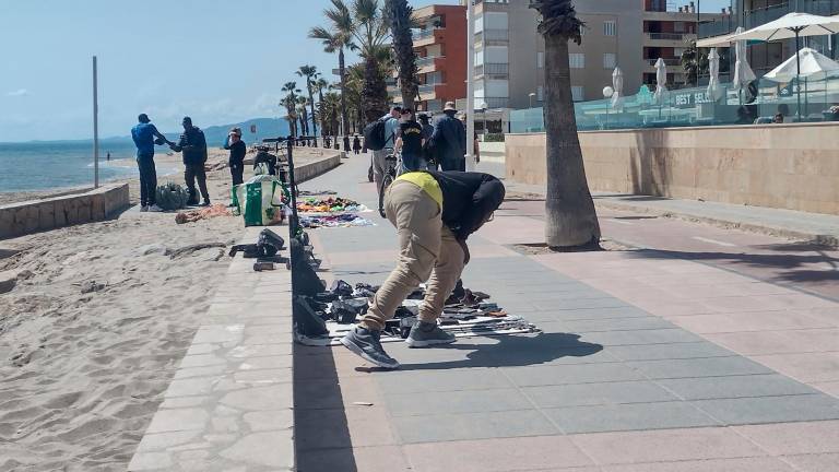 Unos pocos manteros desplegaron bolsos, carteras y camisetas deportivas ya este fin de semana en el paseo marítimo de Cambrils, coincidiendo con el buen tiempo y la afluencia de turismo. Foto: M. P.