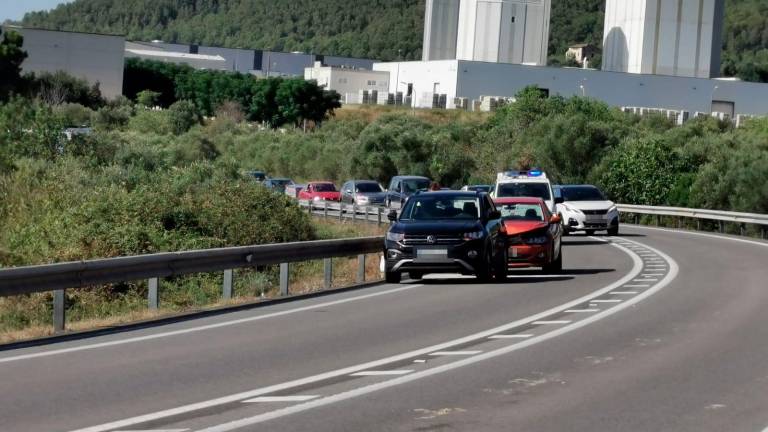 Els cotxes continuen ocupant la calçada en direcció Montblanc. Foto: Àngel Juanpere