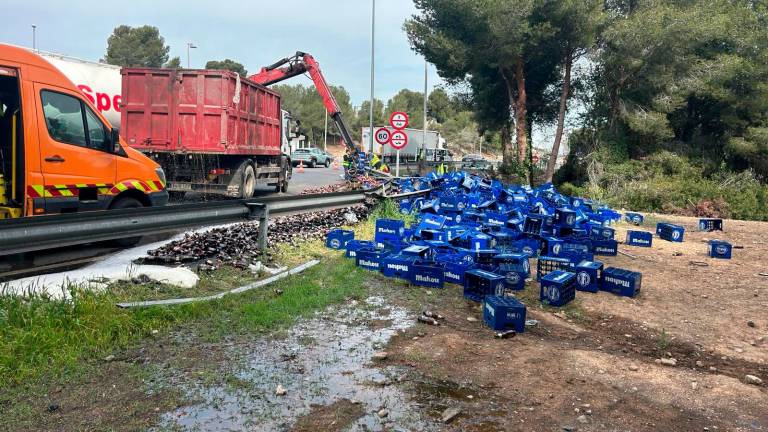 Miles de botellas de cerveza rotas en un accidente en la rotonda de entrada a la AP-7. Foto: cedida