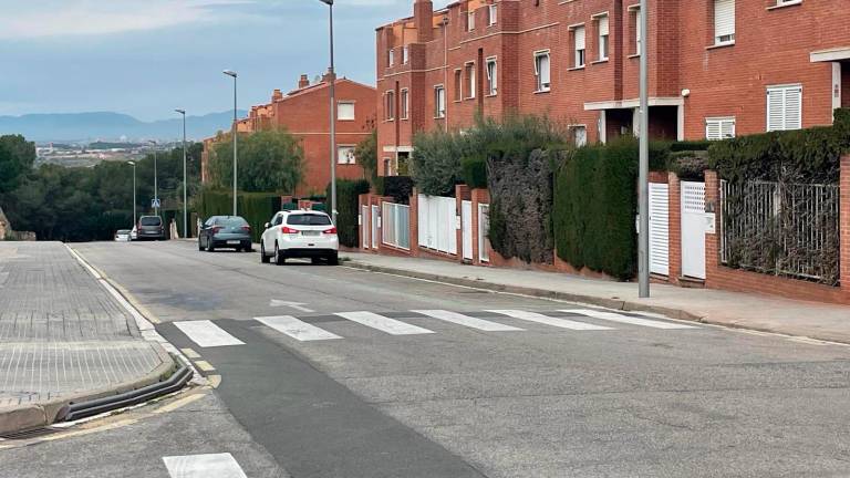 $!Una de las calles de Tarragona 2 con la zona verde ya activada. Foto: cedida