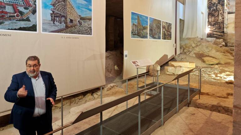 El director del Museu Bíblic de Tarragona, Andreu Muñoz, mostrando uno de los nuevos espacios. foto: dt
