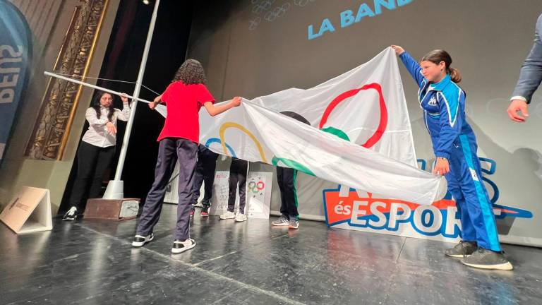 $!La hissada de la bandera al Teatre Bartrina. FOTO: Alfredo González