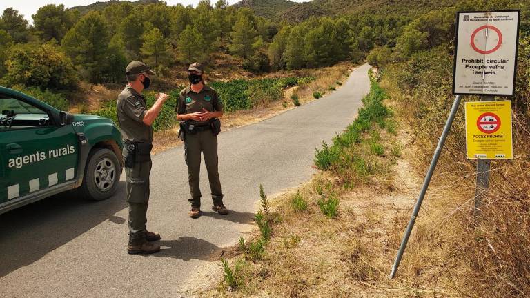 Dos agentes rurales controlando uno de los accesos al Espai Natural Protegit de Montmell-Marmellar. Foto: Àngel Juanpere