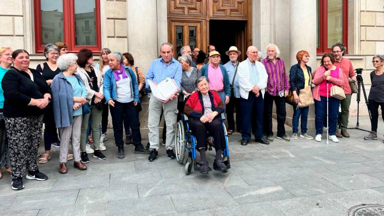 Una cincuentena de personas, entre usuarios y familiares de la ICASS, se han presentado este lunes 27 de mayo delante del Ayuntamiento de Reus. Foto: A. González