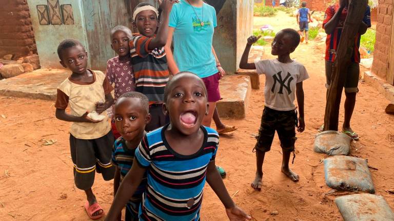 Xènia jugando con un grupo de niños en Zambia. Foto: Cedida