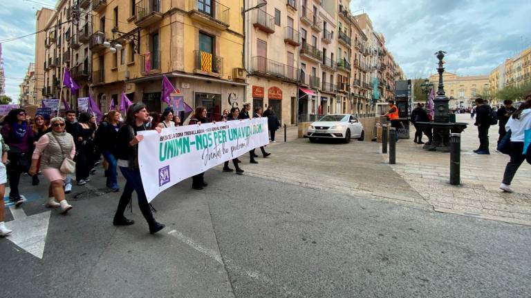 $!La marcha feminista entrando en el plaza de la Font de Tarragona. FOTO: Joel Medina