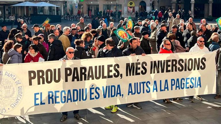 Els pagesos han protestat davant de l’Ajuntament de Reus, on havia de celebrar-se una reunió per abodar qüestions de l’aigua que va cancel·lar-se sobrevingudament ahir. Foto: Alfredo González