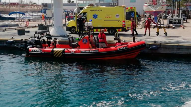La lancha de Salvamento Marítimo a su llegada al Port Esportiu para trasladar al herido a la ambulancia del SEM. Foto: DT