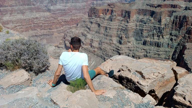 $!Marc Mestre observando la inmensidad del Grand Canyon, uno de los puntos de la Costa Oeste de Estados Unidos que visitó en junio con su familia. Explica que su primera idea era ir a Asia, pero que en todos los países todavía había muchas restricciones para evitar los contagios.