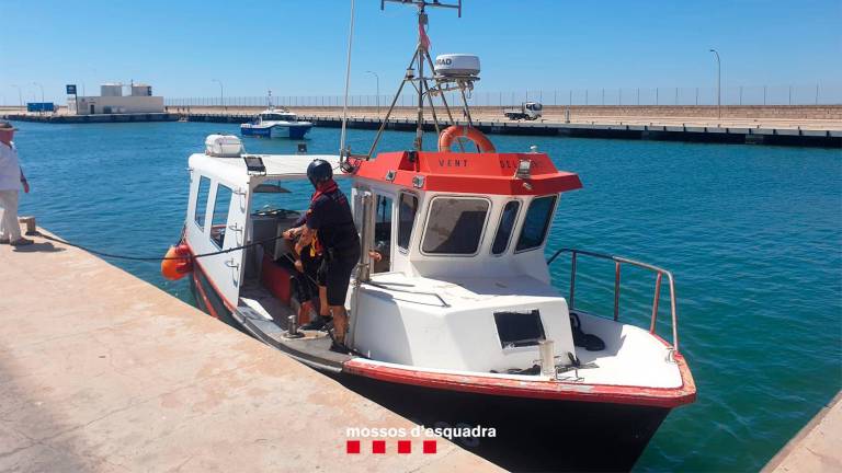 $!La embarcación que llevaría la droga y que Mossos la interceptó en el puerto del Montsià. FOTO: CME
