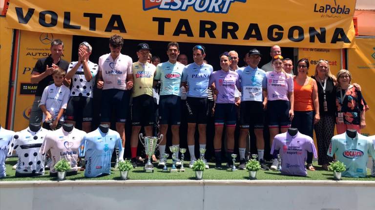 Todos los premiados posan con sus títulos y maillots en el escenario de Reus. foto: adrià miró canturri