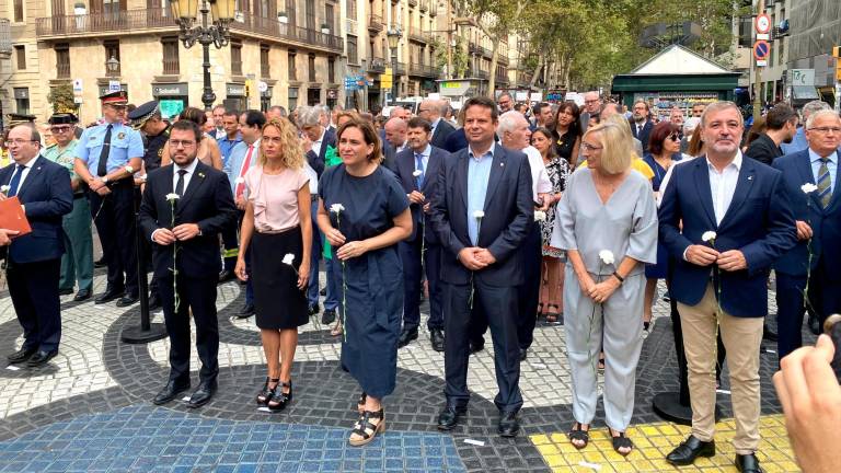 El alcalde de Cambrils, Oliver Klein, -tercero por la derecha-, participó ayer en el homenaje de Barcelona. Foto: Ajuntament de Cambrils