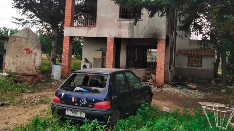 Aspecto que ofrecía la casa esta mañana tras ser arrasada por el incendio. Foto: Àngel Juanpere