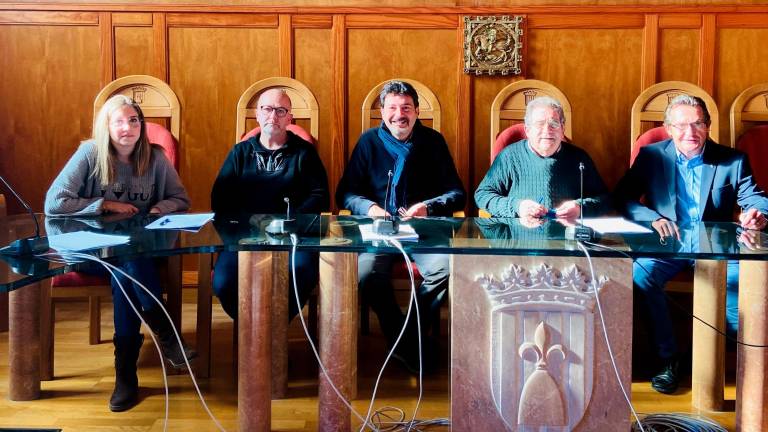 L’anterior govern, amb Besora a l’esquerra i el llavors alcalde, Josep Andreu, el segon per la dreta. FOTO: DT