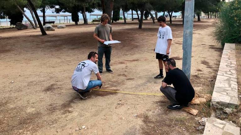 El arquitecto Pol Martin y miembros del Club Skateboard TGN toman medidas en el terreno. foto: cedida