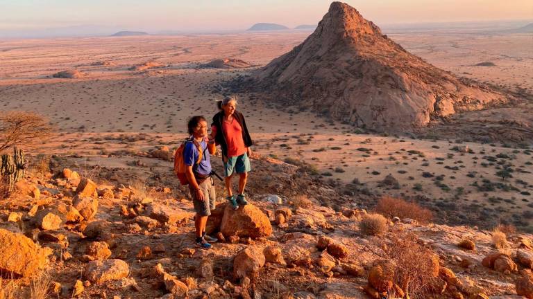 Marc y Serena en Spitzkope, masa granitica medio desierto en Namibia. Foto: Cedida