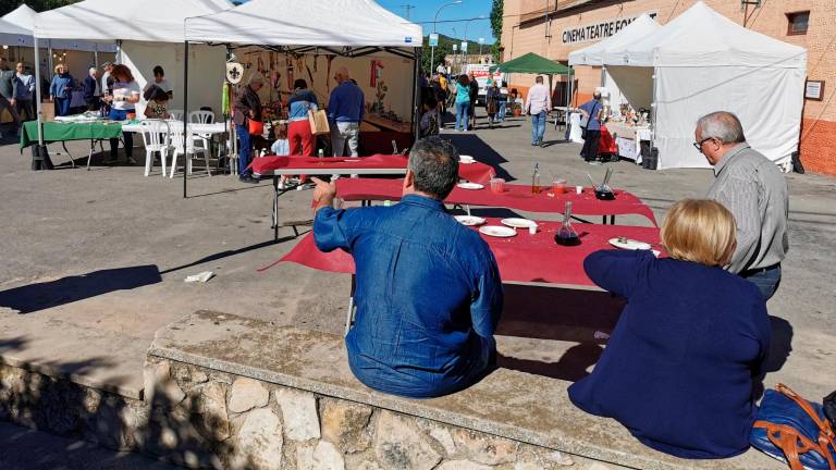 La plaça de les Orenetes acull també una mostra d’artesania. Foto: Àngel Juanpere