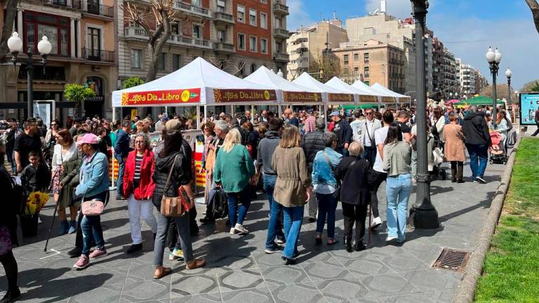 Que Sant Jordi caiga en domingo ha generado una gran afluencia de gente. Foto: T.Alonso