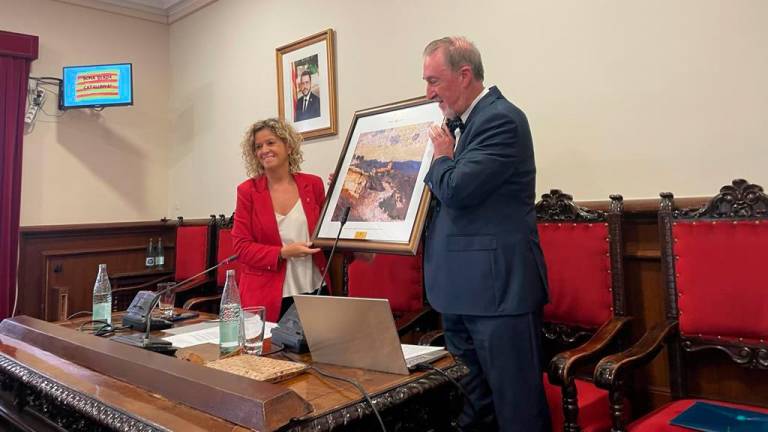 L’alcaldesa de Tortosa Meritxell Roigé i el conferenciant. FOTO: Aj. Tortosa