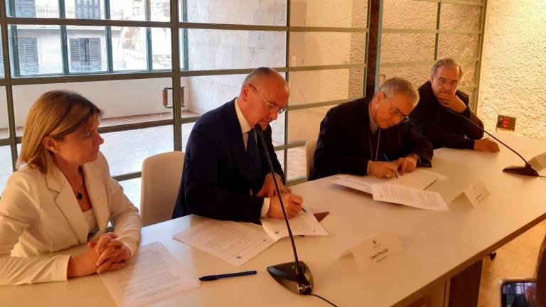 Carles Pellicer y Joan Planellas, firmando el convenio de colaboración, esta tarde. FOTO: MP