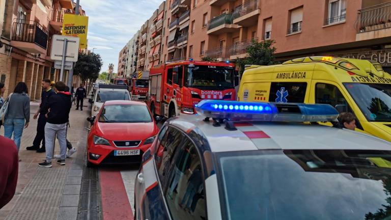 Los vehículos de emergencia en la calle President Companys. Foto: Àngel Juanpere