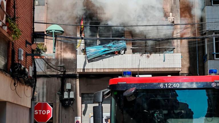 El fuego y el humo se veían desde la calle. Foto: Cedida