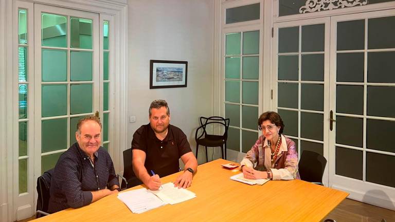 L’alcalde de Blancafort, Enric Masip, signant la compra dels terrenys per als pisos. Foto: Cedida