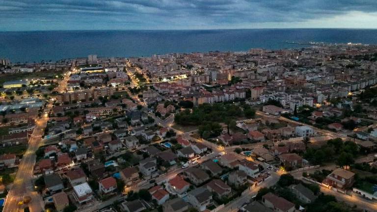 El dron comprueba si se han instalado placas solares.