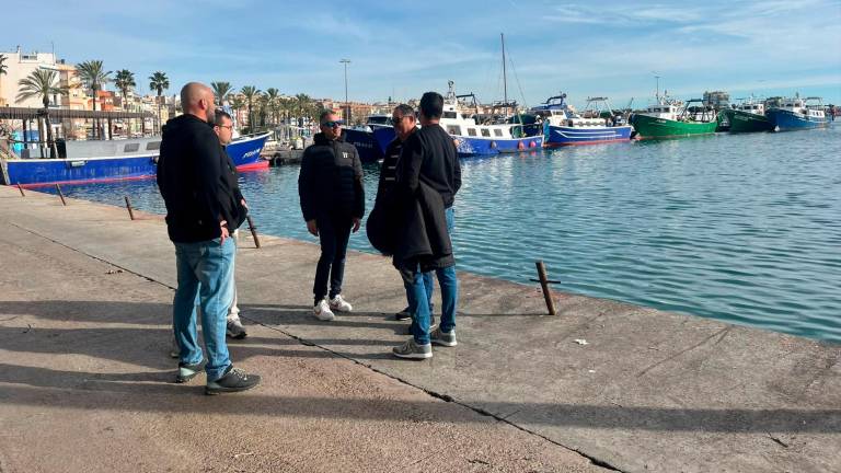 Los pescadores de Tarragona, ayer, hablando con preocupación en el pantalán de la Confraria. Foto: C. Pomerol