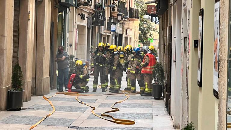 Los bomberos en el establecimiento. Foto: Alfredo González