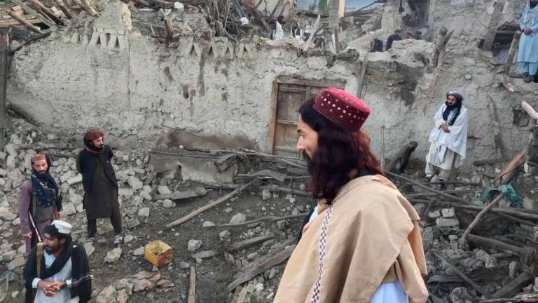 Elevan a 920 los muertos y 600 heridos por el terremoto en Afganistán
