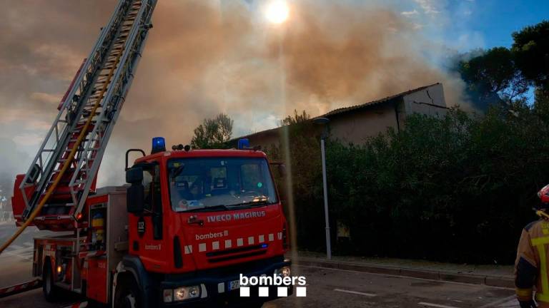 Un camión de Bombers trabajando en el incendio. Foto: Bombers de la Generalitat