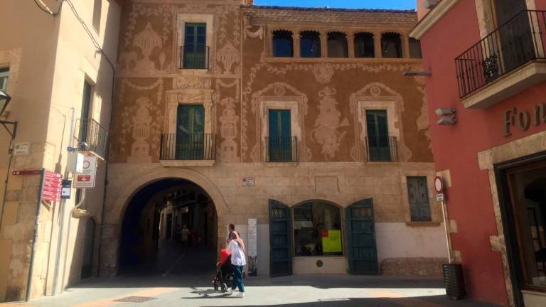 Los esgrafiados de la fachada del Portal del Pardo ya están restaurados. FOTO: JMB